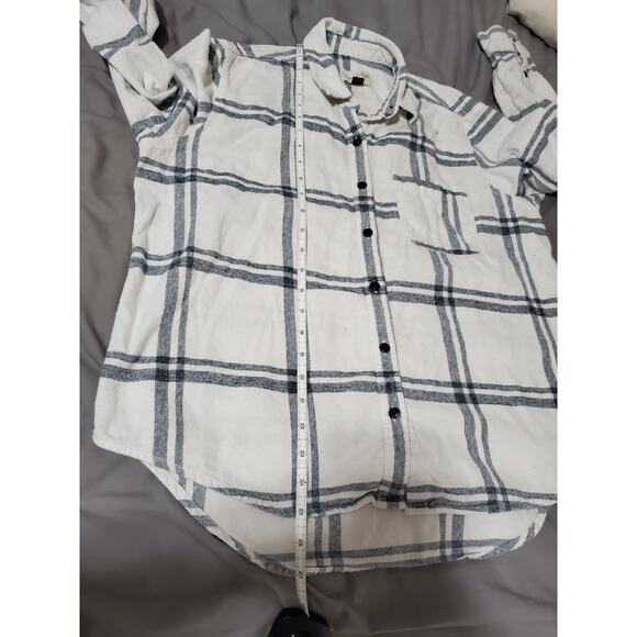Universal Thread Women's Plaid Cream Button Down Shirt - Picture 5 of 12